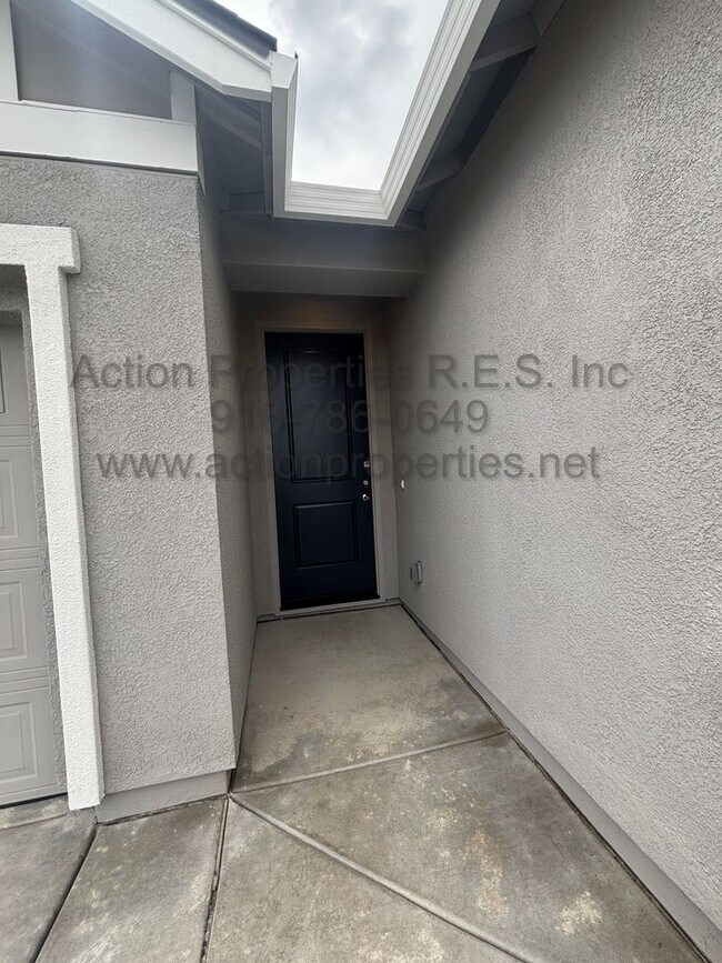 Foto del edificio - Action Properties Offering Roseville Solar: Inspiration Village Community Gated: 3 Bedroom 3 Bath...