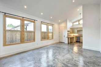 Building Photo - 907 Kern St