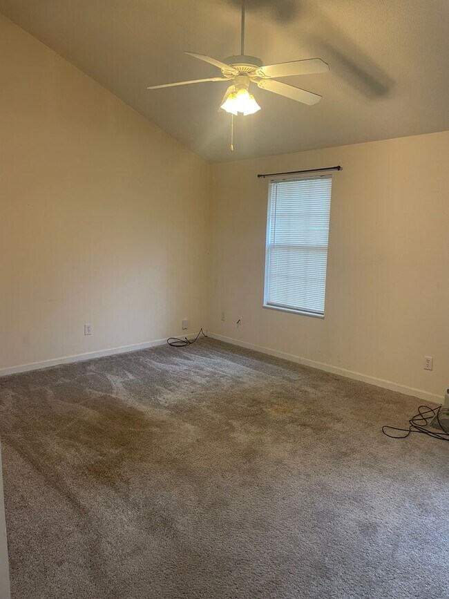 Building Photo - Knoxville 37912 - 2 bedroom, 2 bath Condo ...