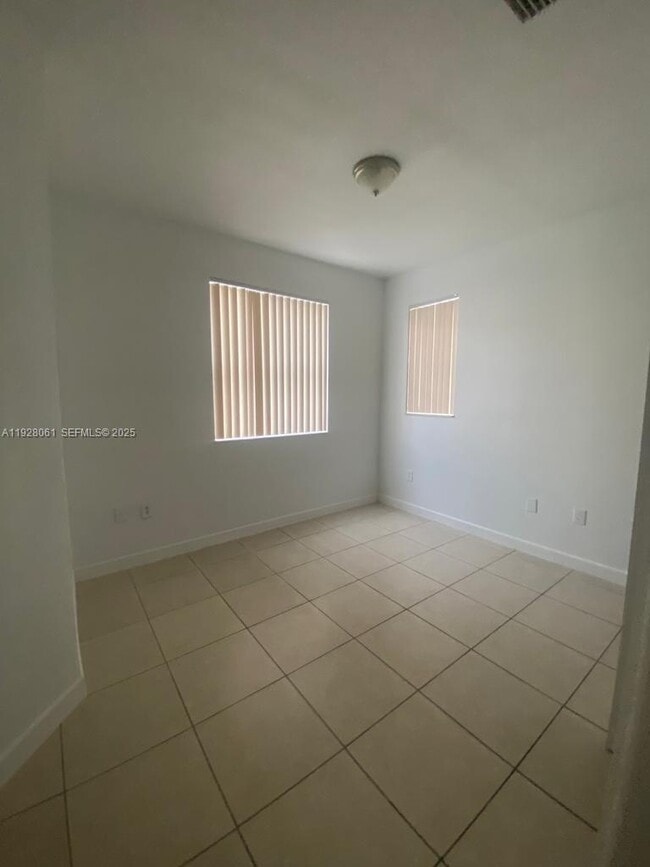 Foto del edificio - 1652 SE 28th St