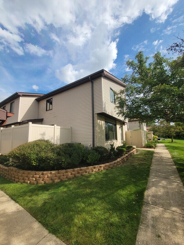 Foto principal - 224 E Woodlawn Rd