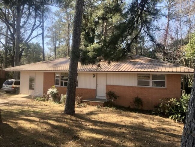 Foto del edificio - Huge Fenced in Backyard in a Great Auburn ...