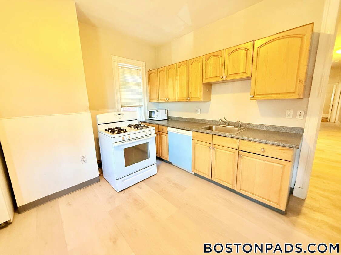 Primary Photo - 348 Faneuil St