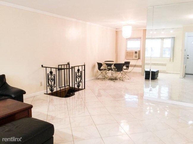 Foto del edificio - 2033 E 68th St