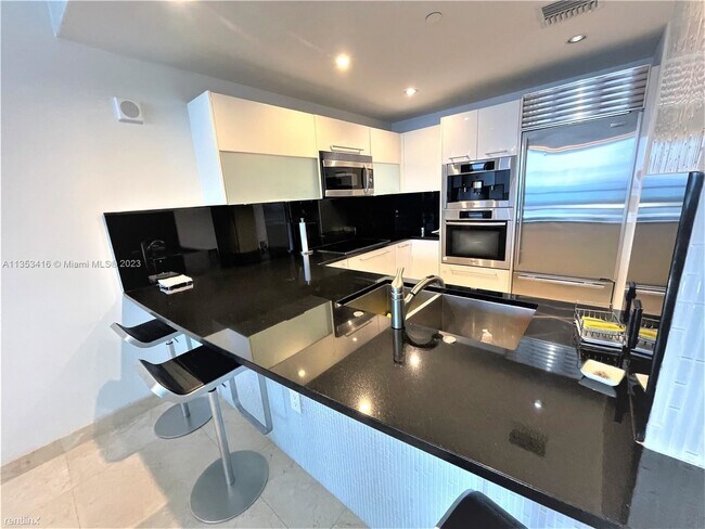 Foto del edificio - 1 br, 1.5 bath Condo - 17121 Collins Ave A...