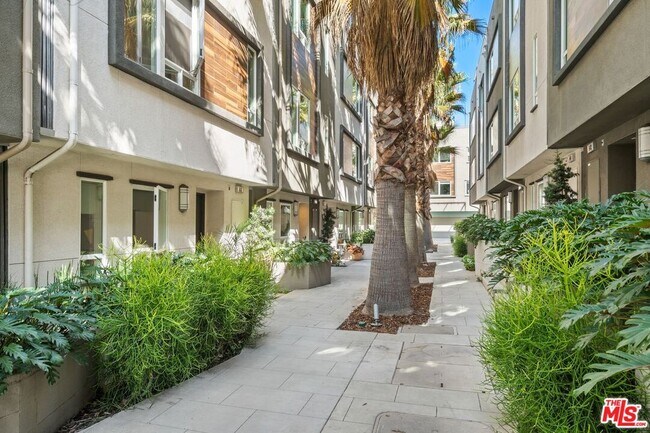 Foto del edificio - 658 N Gramercy Pl