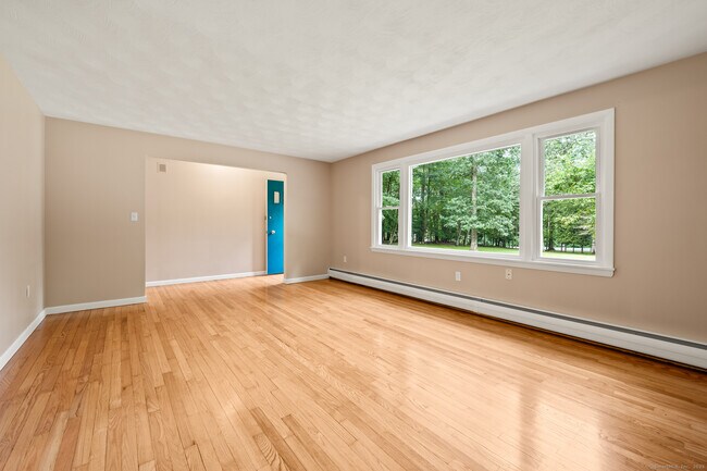 Foto del edificio - 653 Deep River Rd