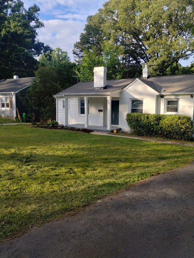 Foto del edificio - Charming Home, open  floor plan close to C...