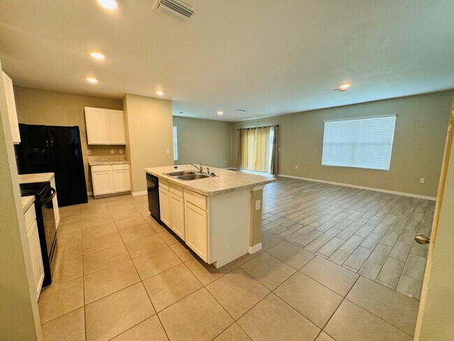 Foto del edificio - Immaculate 4 BR / 2.5 BA in Wonderful Comm...
