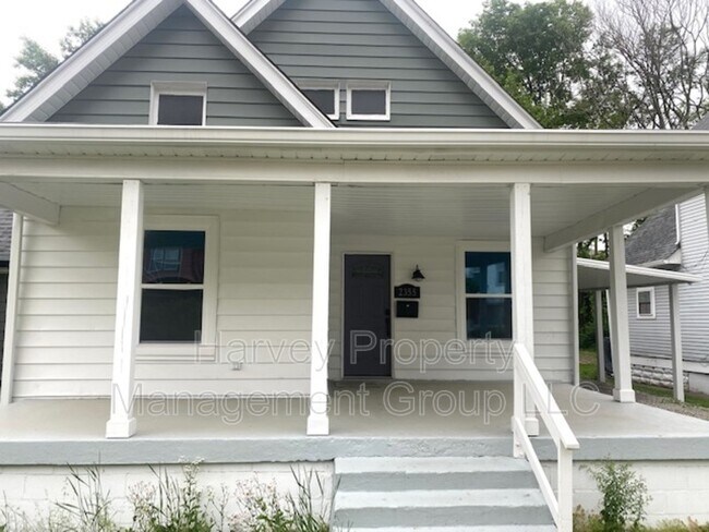 Foto del edificio - 2355 N Kenwood Ave
