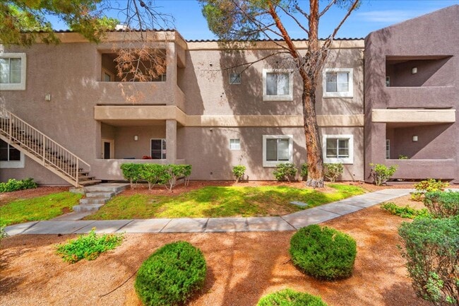 Building Photo - Pool, Spa, and Putting Green in Amazing Guard Gated 3 Bedroom Condo