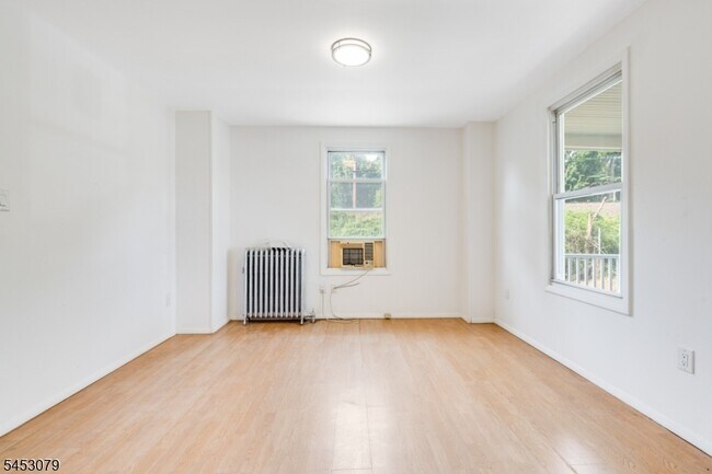 Foto del edificio - 37 Bowers Ln