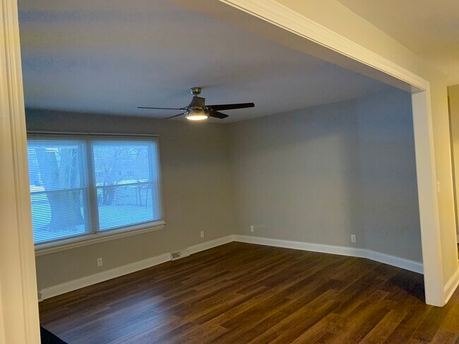 Building Photo - 855 Munhall Ave