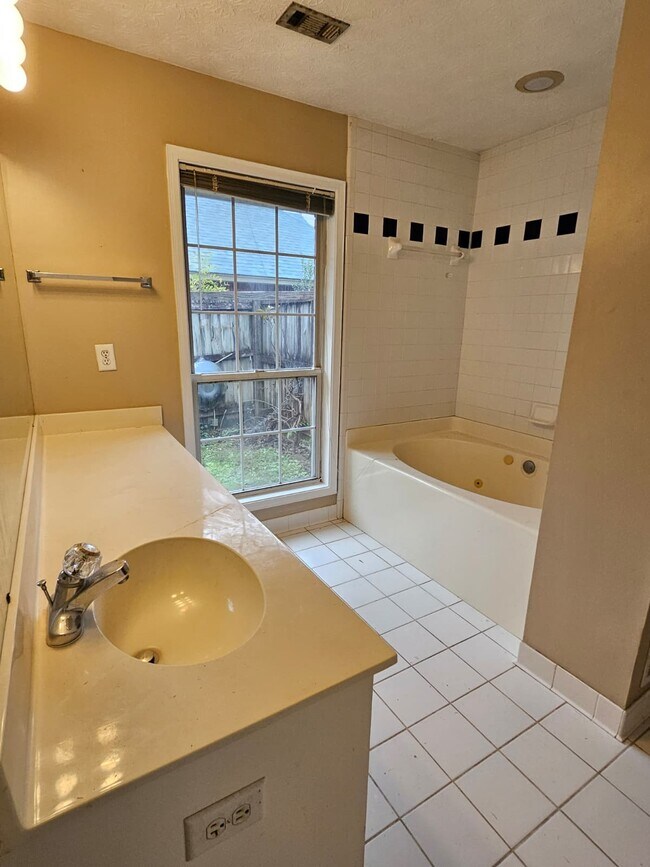 Foto del edificio - 379 Forest Park Dr