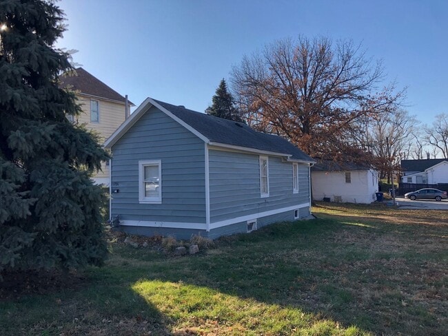 Building Photo - 1BR House- Small- Renovated