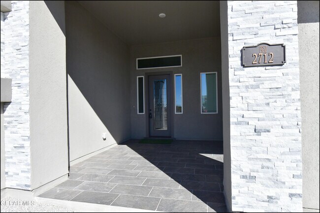 Foto del edificio - 2712 Sammy Cervantes St