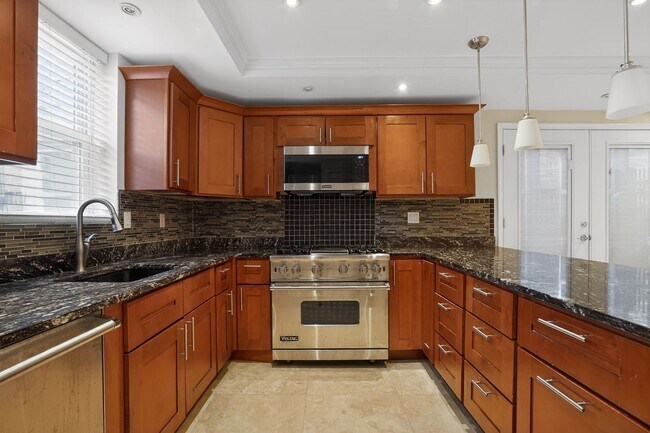 Building Photo - Spacious 1Bd/1Bth condo nestled in the heart of Old Town Alexandria! Pets Welcome!