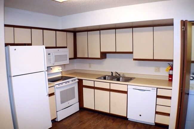 Building Photo - $1,095 | 2 Bedroom, 1 Bathroom 2nd Floor C...