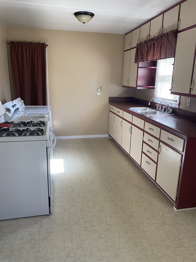 Kitchen - 1205 N Madison St