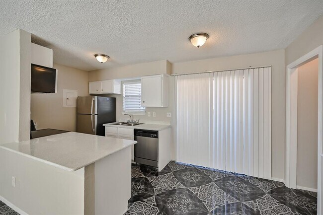 Building Photo - 8000 Cambridge Cir