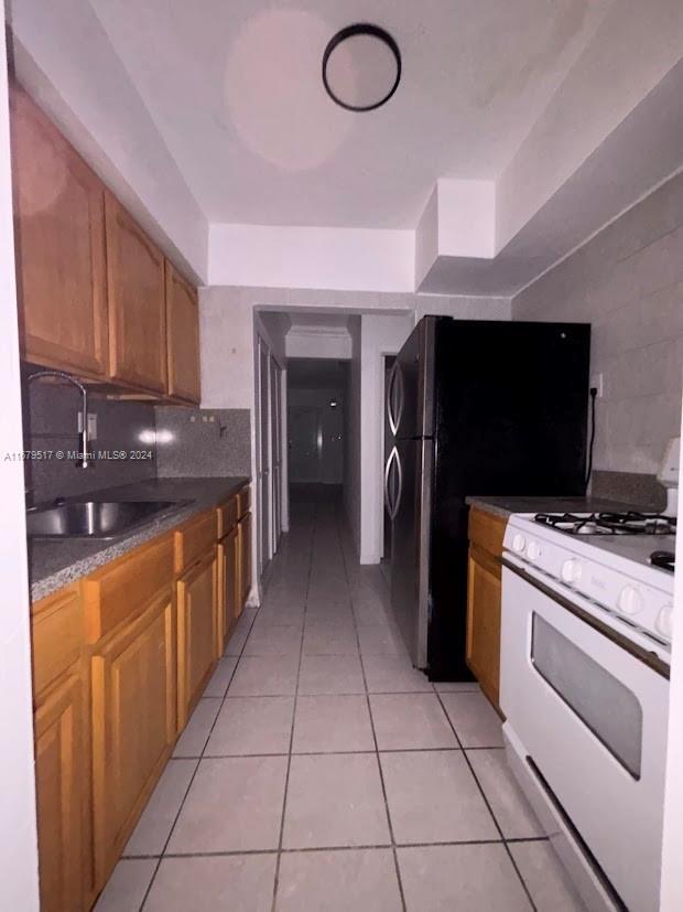 Foto del edificio - 7424 Byron Ave