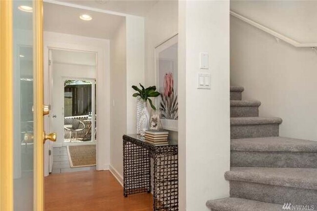 Foto del edificio - Modern 3 Bed 3 Bath Townhome Available