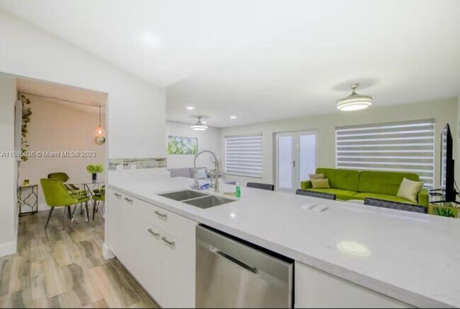 Foto del edificio - 2421 NE 25th Pl