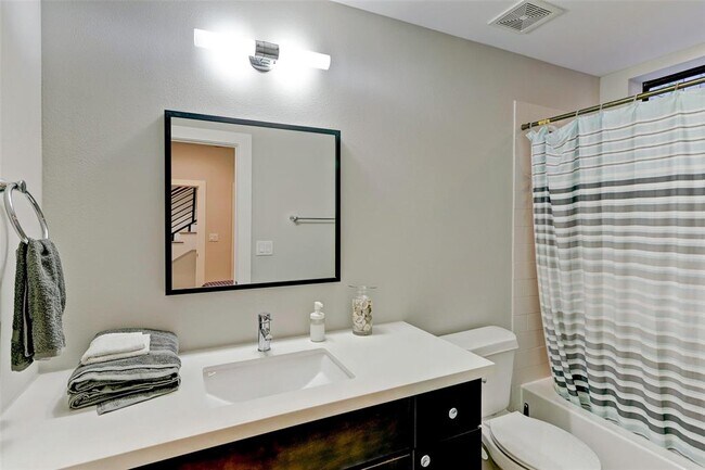 Foto del edificio - 3015 Gillespie St
