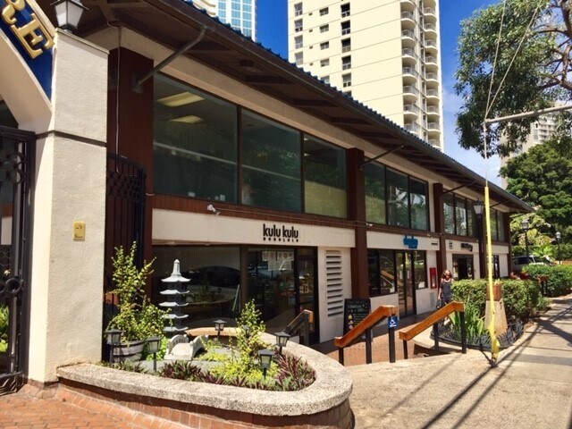 Tiendas en Eaton Square - 400 Hobron Ln