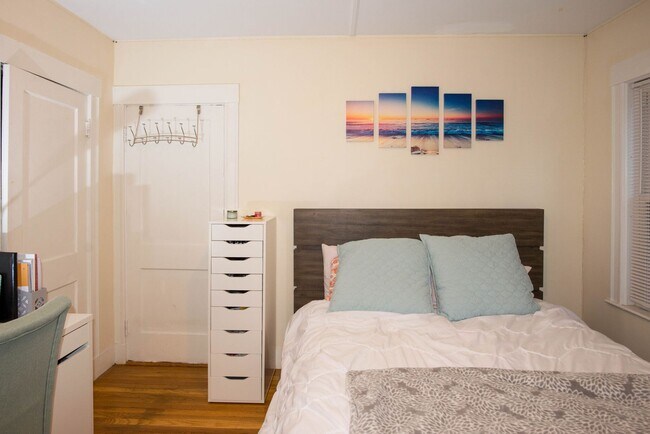 Building Photo - Central Mission Hill Location. Free Laundry, 1.5 Bathrooms, Steps from the T Stop. Parking for Rent