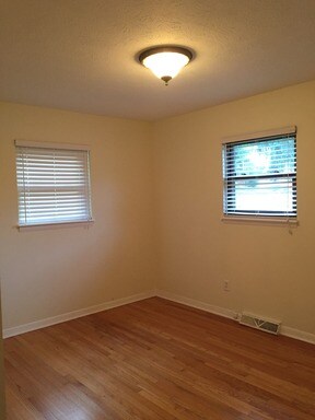 Building Photo - 504 Deaverview Rd