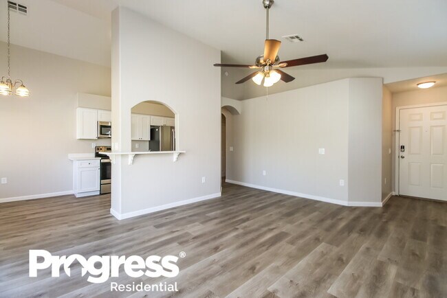 Building Photo - 341 N Fresno St