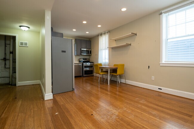 Building Photo - 1039 Evarts St NE