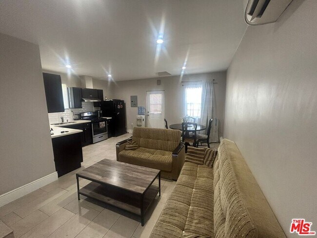 Foto del edificio - 7427 Tujunga Ave