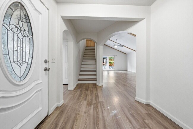 Foto del edificio - Updated Townhome in Prime Location | Gated Courtyard, Garage & Community Pool