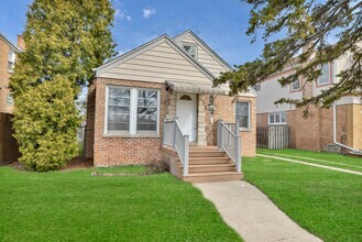 Building Photo - 7418 W Clarence Ave
