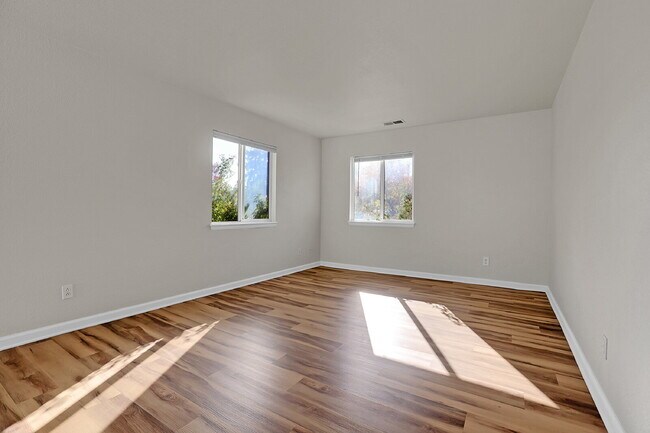 Building Photo - $2,350.00, 3 Bed, 2 bathroom located in De...