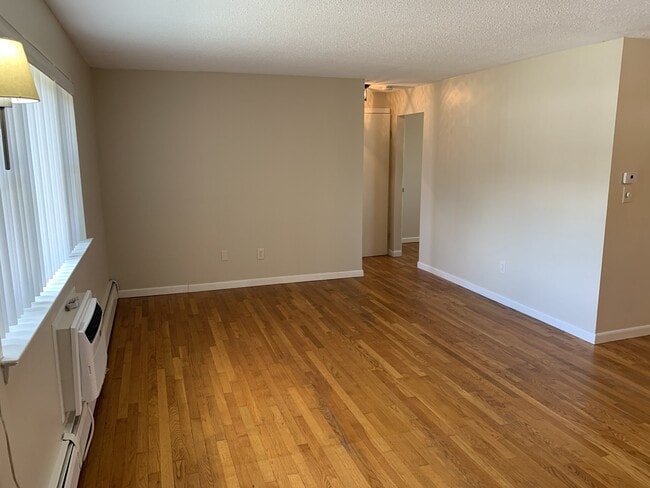 Sala de estar desde la entrada - 37 Robbins Ln