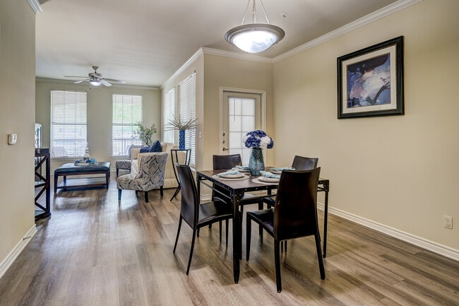 Foto del edificio - Paramount at Cedar Lodge