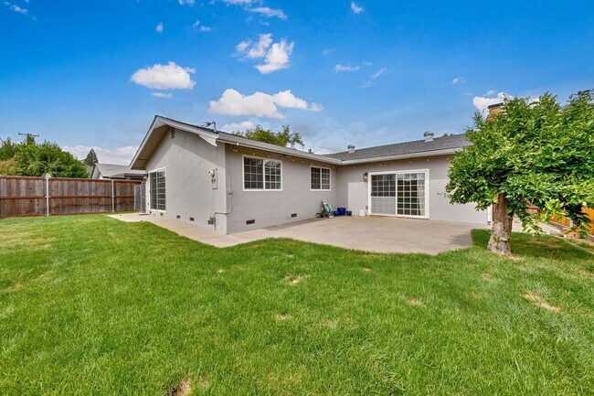 Foto del edificio - Charmingly Remodeled 3 Bed, 2 Bath Home Ne...