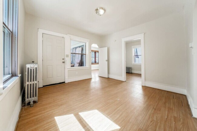 Building Photo - 3402 Roehl Ave