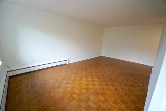 Photo du bâtiment - Spacious 2 Bedroom with in suite laundry and parking