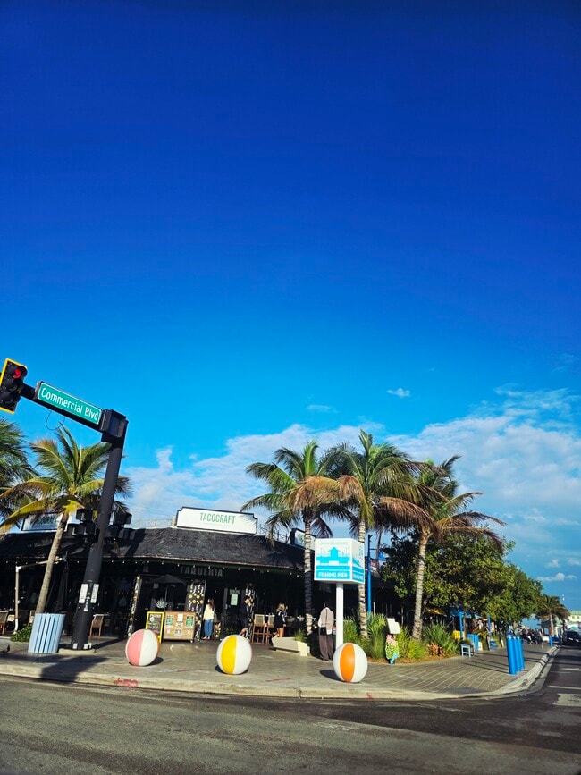 La Playa, a 8 minutos en coche** - 250 NE 51st St