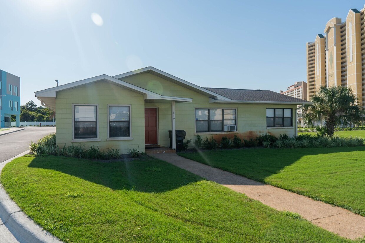 Primary Photo - Cute 3-Bedroom Steps from the Sand!