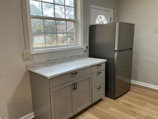 Building Photo - 1407 Pine St