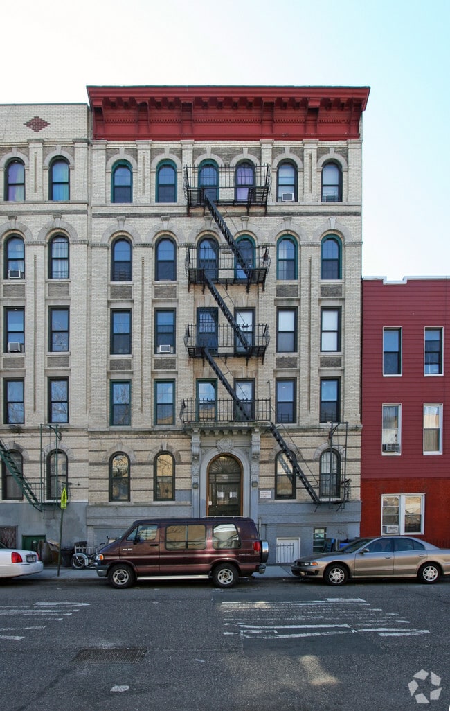 Building Photo - 206 Scholes St