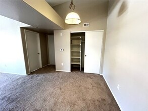 Building Photo - 950 Seven Hills Dr