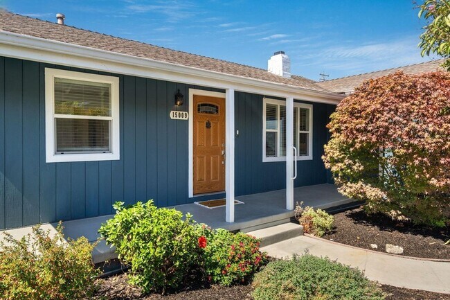 Foto del edificio - Light-Filled San Leandro Gem w/ Dual Garages & Expansive Yard