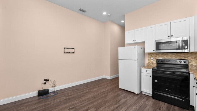 Building Photo - Affordable 3/1.5 West Tampa Home