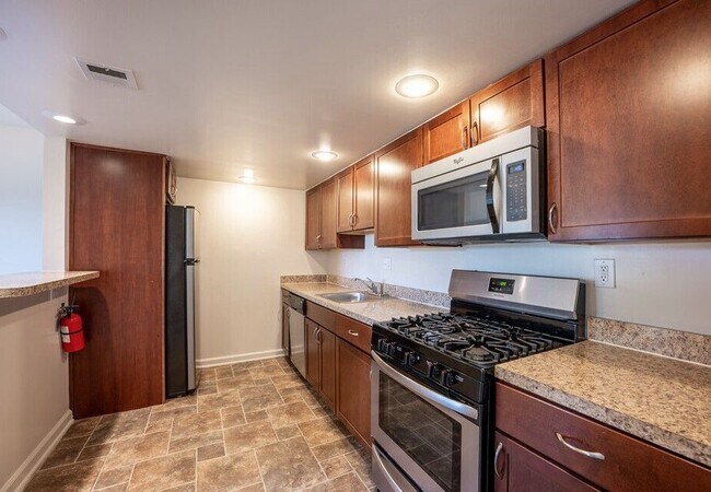 Cocina-PR (2 habitaciones, 2 baños, 1037 pies cuadrados) - Racquet Club Apartments and Townhomes